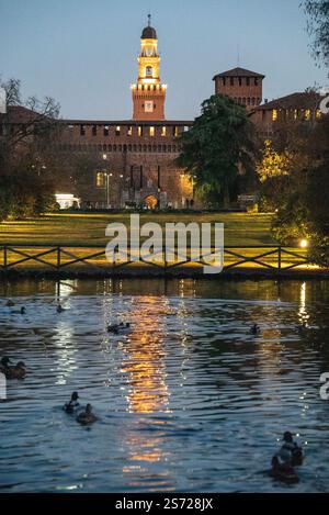 Vue de nuit sur Castello Sforzesco (Château des Sforza) une fortification médiévale située à Milan, dans le nord de l'Italie. Détails des bâtiments Banque D'Images