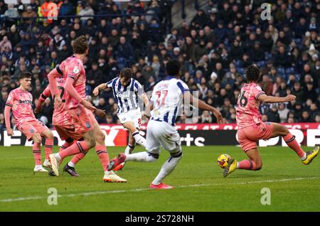 Jayson Molumby de West Bromwich Albion tente un tir au but lors du Sky Bet Championship match aux Hawthorns, West Bromwich. Date de la photo : samedi 18 janvier 2025. Banque D'Images