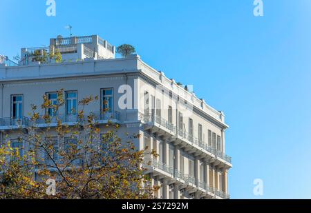 Vue sur le bâtiment Giannaros à Athènes le premier immeuble d'appartements à plusieurs étages à Athènes, des années 1910 Il a des éléments néoclassiques et éclectiques Banque D'Images