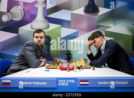 WIJK Aan ZEE - Jorden van Foreest (pays-Bas) - Vladimir Fedoseev (Russie) jouent leur premier tour d'échecs, le premier jour du tournoi d'échecs Tata Steel. ANP FRANK VAN BEEK netherlands Out - belgique Out Credit : ANP/Alamy Live News Banque D'Images