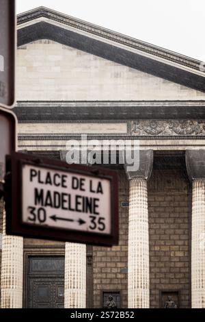 L'église de la Madeleine vue de la place sous la neige à Paris Banque D'Images