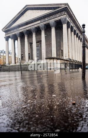 L'église de la Madeleine vue de la place sous la neige à Paris 2 Banque D'Images