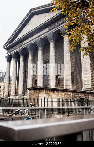 L'église de la Madeleine vue de la place sous la neige à Paris 3 Banque D'Images