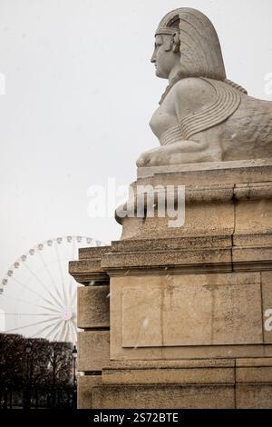 Les jardins de la Tuilerie et la grande roue sous la neige à Paris 7 Banque D'Images