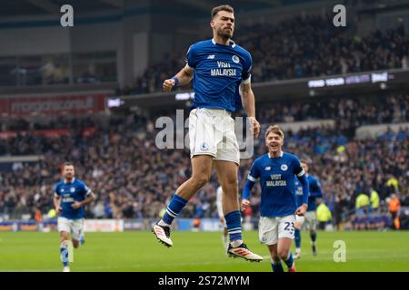 Cardiff, Royaume-Uni. 18 janvier 2025. Dimitris Goutas, de Cardiff City, célèbre après avoir marqué le 3e but de ses équipes. EFL Skybet championnat match, Cardiff City v Swansea City au Cardiff City Stadium de Cardiff, pays de Galles le samedi 18 janvier 2025. Cette image ne peut être utilisée qu'à des fins éditoriales. Usage éditorial uniquement, photo par crédit : Andrew Orchard sports Photography/Alamy Live News Banque D'Images
