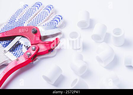 Outils pour la soudure de tuyaux d'eau. Éléments de tuyauterie et outils pour le raccordement de conduites d'eau. Banque D'Images