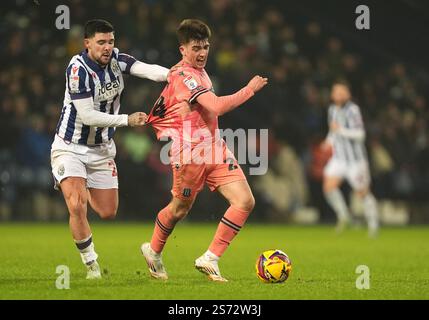 Alex Mowatt de West Bromwich Albion se replie sur Andy Moran de Stoke City lors du Sky Bet Championship match aux Hawthorns, West Bromwich. Date de la photo : samedi 18 janvier 2025. Banque D'Images