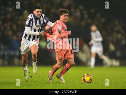 Alex Mowatt de West Bromwich Albion se replie sur Andy Moran de Stoke City lors du Sky Bet Championship match aux Hawthorns, West Bromwich. Date de la photo : samedi 18 janvier 2025. Banque D'Images