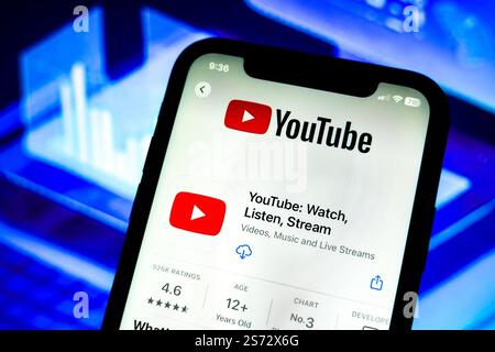 Dans cette illustration photo, un logo d'application YouTube est affiché sur un iPhone dans l'Apple Store. (Photo de Sheldon Cooper / SOPA images/SIPA USA) *** strictement à des fins éditoriales *** Banque D'Images