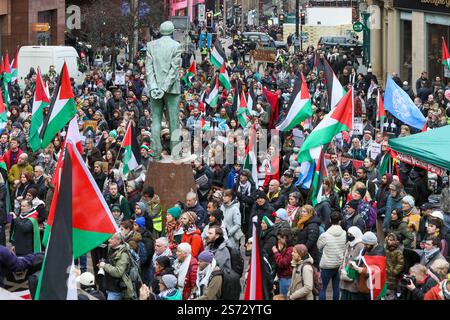 Glasgow, Royaume-Uni. 18 janvier 2025. Des centaines de manifestants ont défilé à travers le centre-ville de Glasgow, en Écosse, au Royaume-Uni, de Glasgow Green à Buchanan étapes en soutien à la Palestine et anti-Israël. Crédit : Findlay/Alamy Live News Banque D'Images