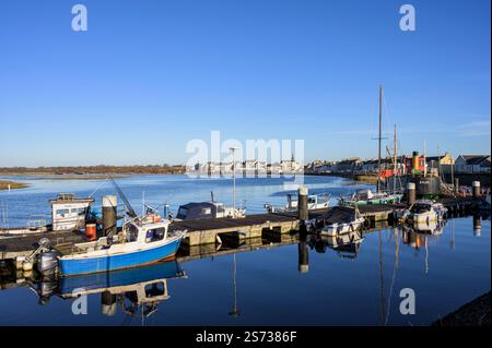 Vue sur le bateau amarré dans le port d'Irvine, North Ayrshire, Écosse, Royaume-Uni, Europe Banque D'Images