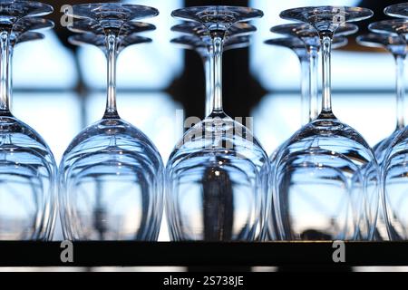 Beaucoup de verres à vin sur une étagère Banque D'Images