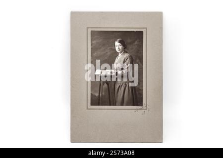 vieux vintage édouardien noir et blanc sépia posé photographie de studio d'une jeune femme avec des supports de cartes Banque D'Images