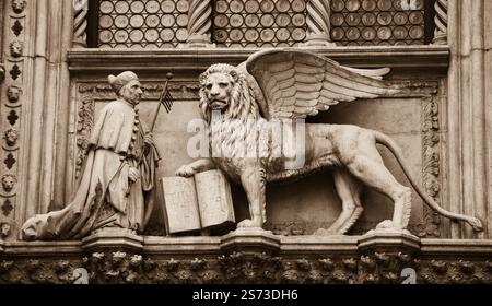 Le lion ailé tenant livre ouvert (inscription en latin : Pax tibi Marce evangelista meus (que la paix soit avec vous, Mark, mon évangéliste)) et Doge stat Banque D'Images