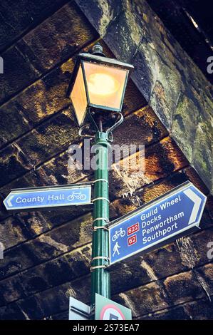 Lampadaire et panneau à l'entrée de l'arc de chemin de fer Benathr la ligne de la côte ouest à Preston, Royaume-Uni Banque D'Images