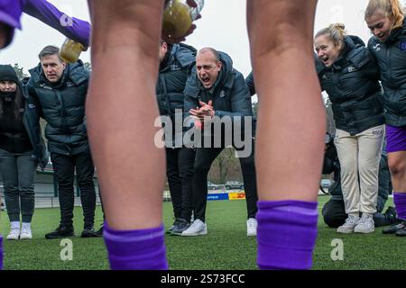 L'équipe Anderlecht et l'entraîneur-chef Farid Goreishvand d'Anderlecht photographiés après un match de soccer féminin entre OHL et Anderlecht lors de la 13e journée de la saison 2024 - 2025 de la Super Ligue belge des femmes du Lotto , le samedi 18 janvier 2025 à Oud-Heverlee , Belgique . PHOTO SPORTPIX | Stijn Audooren Banque D'Images
