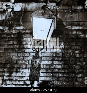 Lampadaire de style victorien éclairant un tunnel sombre Banque D'Images