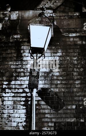 Lampadaire de style victorien éclairant un tunnel sombre Banque D'Images