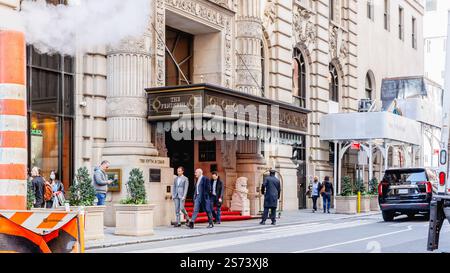 New York, Manhattan, États-Unis - 15 février 2023 : L'hôtel de luxe Peninsula au centre-ville par une belle journée d'hiver Banque D'Images