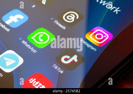 Dans cette illustration photo, les applications de médias sociaux TikTok, X (Twitter), threads, Instagram, Facebook, WhatsApp, Telegram et REDnote vus affichés sur un smartphone. Banque D'Images