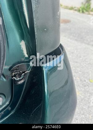 Le support de pare-chocs arrière a été cisaillé à l'endroit où la vis s'accroche après un accident de voiture Banque D'Images