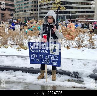 Washington, États-Unis. 18 janvier 2025. Des manifestants protestent contre l'administration entrante du président élu Donald Trump lors de la marche populaire à Washington, États-Unis, le 18 janvier 2025. Crédit : Eliska Naegele/CTK photo/Alamy Live News Banque D'Images
