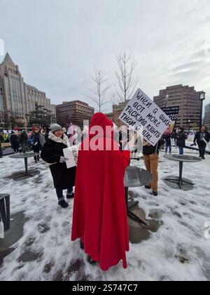 Washington, États-Unis. 18 janvier 2025. Des manifestants protestent contre l'administration entrante du président élu Donald Trump lors de la marche populaire à Washington, États-Unis, le 18 janvier 2025. Crédit : Eliska Naegele/CTK photo/Alamy Live News Banque D'Images