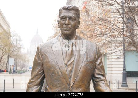 La statue de Ronald Reagan se dresse sur la place de la liberté, Budapest, pour honorer le 40e président américain et l'amitié entre les États-Unis et la Hongrie. Banque D'Images