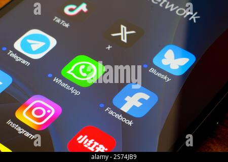 Canada. 18 janvier 2025. Dans cette illustration photo, les applications de médias sociaux TikTok, X (Twitter), BlueSky, WhatsApp, Telegram, Facebook, REDnote et Instagram vus sur un smartphone. (Crédit image : © Thomas Fuller/SOPA images via ZUMA Press Wire) USAGE ÉDITORIAL SEULEMENT ! Non destiné à UN USAGE commercial ! Banque D'Images