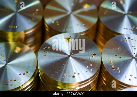 Les disques métalliques fabriqués avec précision révèlent les bases complexes du mécanisme de montre d'un atelier de métallurgie qualifié Banque D'Images