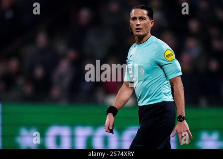 Deventer, pays-Bas. 18 janvier 2025. DEVENTER, PAYS-BAS - 18 JANVIER : arbitre Serdar Gozubuyuk lors du match néerlandais Eredivisie entre Go Ahead Eagles et FC Groningen à de Adelaarshorst le 18 janvier 2025 à Deventer, pays-Bas. (Photo de René Nijhuis/Orange Pictures) crédit : Orange pics BV/Alamy Live News Banque D'Images