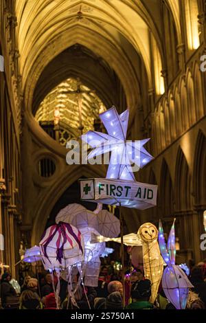 Wells, Somerset, Angleterre, Royaume-Uni, 18 janvier, 2025. des foules venues du sud-ouest de l'Angleterre sont descendues sur la petite ville de Wells pour participer à la 5e parade annuelle des lanternes de Light Up Wells 'Carnival of Animals'. Le défilé magique de lumières porté par les enfants et les adultes, a débuté à l'intérieur de la magnifique cathédrale de Wells et s'est déroulé dans les rues dirigées par l'Ambling Band de Bristol. Crédit John Rose/Alamy Live News Banque D'Images