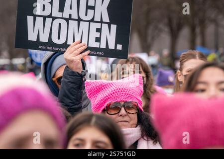 Washington, États-Unis. 18 janvier 2025. Les gens participent à la marche populaire contre le président élu Donald Trump à Washington, DC le samedi 18 janvier 2025. Photo de Ken Cedeno/UPI crédit : UPI/Alamy Live News Banque D'Images