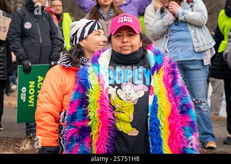 Washington, États-Unis. 18 janvier 2025. Les gens participent à la marche populaire contre le président élu Donald Trump à Washington, DC le samedi 18 janvier 2025. Photo de Ken Cedeno/UPI crédit : UPI/Alamy Live News Banque D'Images