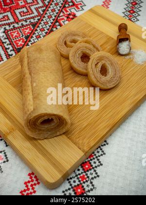 voyages de croûte de porc crue avec du sel, délicatesse traditionnelle de la cuisine roumaine connue sous le nom de sorici en roumain Banque D'Images
