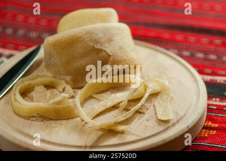 voyages de croûte de porc crue avec du sel, délicatesse traditionnelle de la cuisine roumaine connue sous le nom de sorici en roumain Banque D'Images
