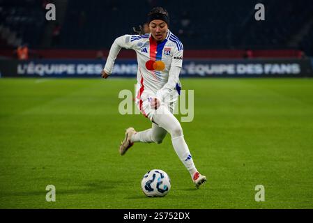 Paris, France. 18 janvier 2025. Selma Bacha de l'Olympique Lyonnais contrôle le ballon lors du championnat de France féminin, Arkema premier Ligue match de football entre le Paris Saint-Germain et l'Olympique Lyonnais le 18 janvier 2025 au stade Parc des Princes à Paris - photo Melanie Laurent/A2M Sport Consulting/DPPI crédit : DPPI Media/Alamy Live News Banque D'Images