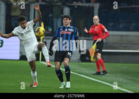 Bergame, Italie, 18 janvier2025 David NERES de la SSC Napoli concourt pour le ballon avec Raoul Bellanova d'Atalanta BC lors de la Serie A Enelive entre Atalanta BC vs SSC Napoli :Agostino Gemito/ Alamy Live News Banque D'Images
