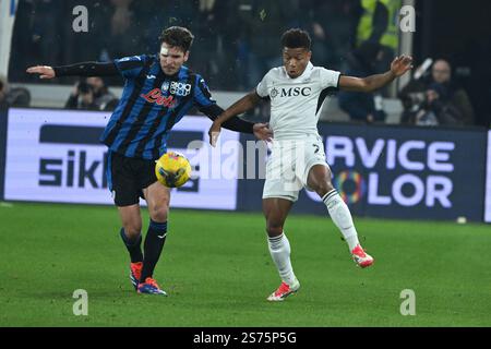 Bergame, Italie, 18 janvier2025 David NERES de la SSC Napoli concourt pour le ballon avec Raoul Bellanova d'Atalanta BC lors de la Serie A Enelive entre Atalanta BC vs SSC Napoli :Agostino Gemito/ Alamy Live News Banque D'Images