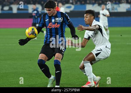 Bergame, Italie, 18 janvier2025 Raoul Bellanova d'Atalanta BC concourt pour le ballon avec David NERES de SSC Napoli lors de la Serie A Enelive entre Atalanta BC vs SSC Napoli :Agostino Gemito/ Alamy Live News Banque D'Images