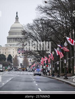 Washington, États-Unis. 18 janvier 2025. Des drapeaux américains décorent la route menant au Capitole alors que les préparatifs se sont arrêtés à la plate-forme inaugurale du Capitole à Washington DC, le vendredi 18 janvier 2025, après que le président élu Donald Trump a annoncé que sa cérémonie inaugurale serait déplacée à l’intérieur de la Rotonde du Capitole en raison du froid extrême attendu le lundi 20 janvier. (Photo par Anthony Behar/Sipa USA) crédit : Sipa USA/Alamy Live News Banque D'Images