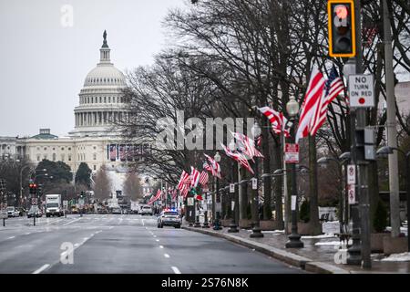Washington, États-Unis. 18 janvier 2025. Des drapeaux américains décorent la route menant au Capitole alors que les préparatifs se sont arrêtés à la plate-forme inaugurale du Capitole à Washington DC, le vendredi 18 janvier 2025, après que le président élu Donald Trump a annoncé que sa cérémonie inaugurale serait déplacée à l’intérieur de la Rotonde du Capitole en raison du froid extrême attendu le lundi 20 janvier. (Photo par Anthony Behar/Sipa USA) crédit : Sipa USA/Alamy Live News Banque D'Images