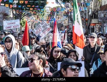 San Francisco, États-Unis. 18 janvier 2025. Les marcheurs se rassemblent sur la 24e rue à San Francisco pour commencer une marche et un rassemblement le samedi 18 janvier 2025. Photo de Terry Schmitt/UPI crédit : UPI/Alamy Live News Banque D'Images