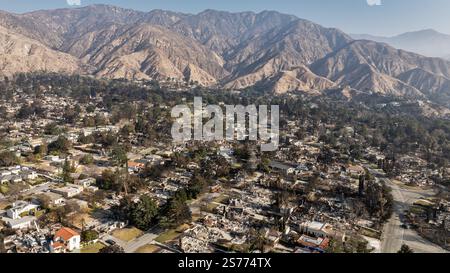 Altadena, États-Unis. 18 janvier 2025. Vue par drone de la communauté d'Altadena après l'incendie d'Eaton détruit une grande partie de celle-ci. 1/18/2024 Altadena, CA., USA (photo de Ted Soqui/Sipa USA) crédit : Sipa USA/Alamy Live News Banque D'Images