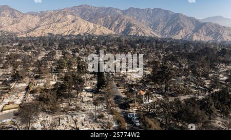 Altadena, États-Unis. 18 janvier 2025. Vue par drone de la communauté d'Altadena après l'incendie d'Eaton détruit une grande partie de celle-ci. 1/18/2024 Altadena, CA., USA (photo de Ted Soqui/Sipa USA) crédit : Sipa USA/Alamy Live News Banque D'Images