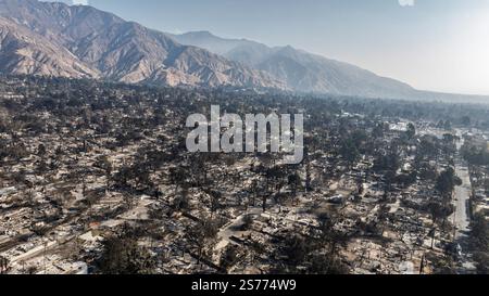 Altadena, États-Unis. 18 janvier 2025. Vue par drone de la communauté d'Altadena après l'incendie d'Eaton détruit une grande partie de celle-ci. 1/18/2024 Altadena, CA., USA (photo de Ted Soqui/Sipa USA) crédit : Sipa USA/Alamy Live News Banque D'Images