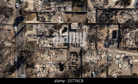 Altadena, États-Unis. 18 janvier 2025. Vue par drone de la communauté d'Altadena après l'incendie d'Eaton détruit une grande partie de celle-ci. 1/18/2024 Altadena, CA., USA (photo de Ted Soqui/Sipa USA) crédit : Sipa USA/Alamy Live News Banque D'Images