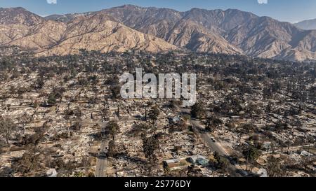 Altadena, États-Unis. 18 janvier 2025. Vue par drone de la communauté d'Altadena après l'incendie d'Eaton détruit une grande partie de celle-ci. 1/18/2024 Altadena, CA., USA (photo de Ted Soqui/Sipa USA) crédit : Sipa USA/Alamy Live News Banque D'Images