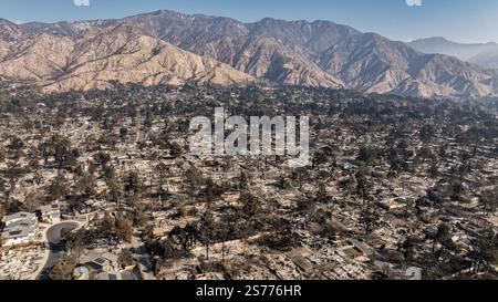 Altadena, États-Unis. 18 janvier 2025. Vue par drone de la communauté d'Altadena après l'incendie d'Eaton détruit une grande partie de celle-ci. 1/18/2024 Altadena, CA., USA (photo de Ted Soqui/Sipa USA) crédit : Sipa USA/Alamy Live News Banque D'Images