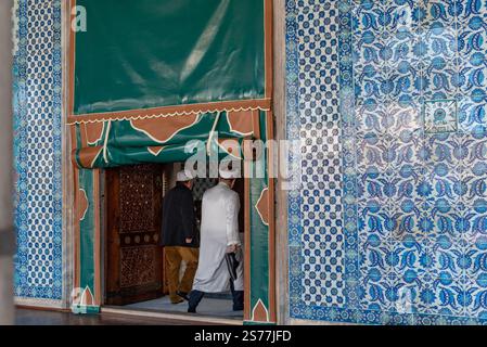 Istanbul, Turquie. 10 janvier 2025. Un imam turc entrant dans la salle de prière de la mosquée Rustem Pacha, récemment restaurée, Eminonu. Avec une population sans cesse croissante de plus de 15 millions d'habitants, Istanbul est la plus grande ville de Turquie ; couvrant les continents de l'Europe et de l'Asie est un centre économique et culturel dynamique et l'ancienne capitale historique. (Photo de John Wreford/SOPA images/SIPA USA) crédit : SIPA USA/Alamy Live News Banque D'Images